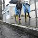‘Es preferible que llueva para evitar cortes de luz’: lluvia y frío en Quito matizaron el segundo día de suspensión laboral por crisis energética