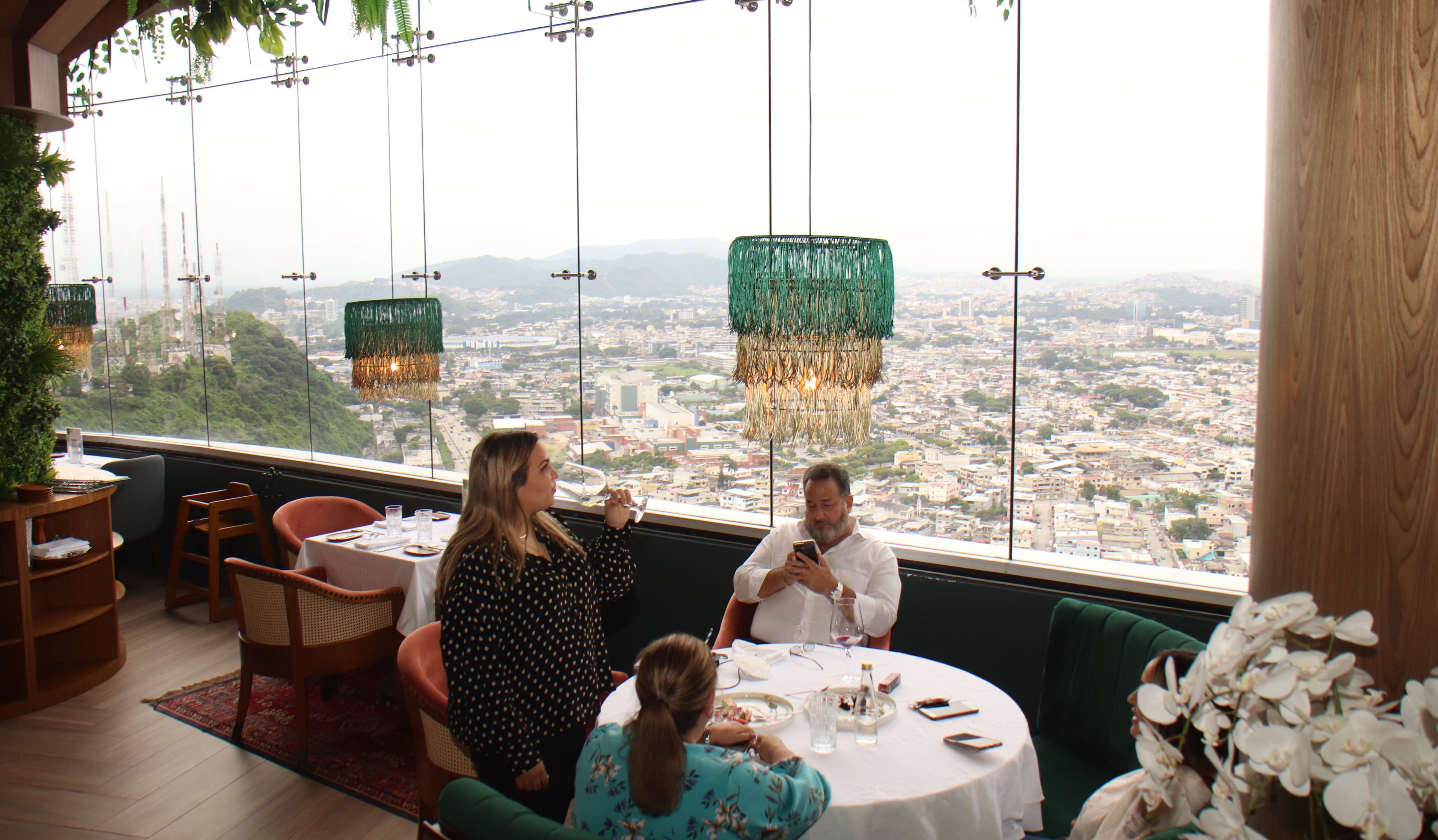 Restaurantes y bares de Guayaquil van por los clientes que gustan comer y beber mientras disfrutan de una buena vista de altura