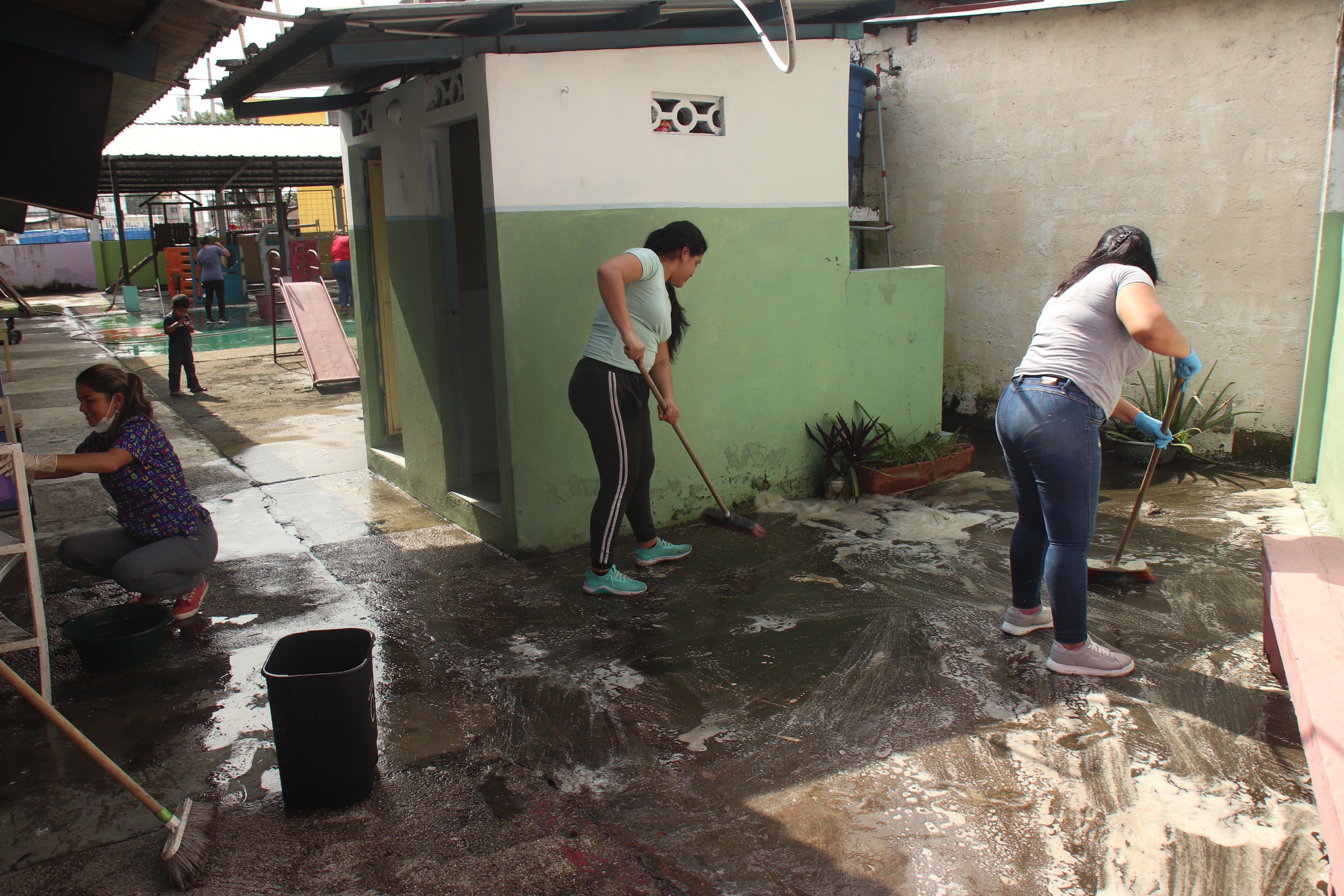 Padres de familia se organizan para adecentar planteles educativos de Guayaquil a pocos días del inicio de clases en la Costa 