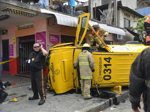 Choque entre blindado y auto deja nueve personas heridas en el suburbio de Guayaquil 