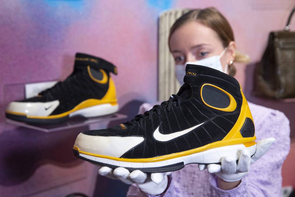 En 32.823 subastan zapatos Nike del m tico Kobe Bryant con los