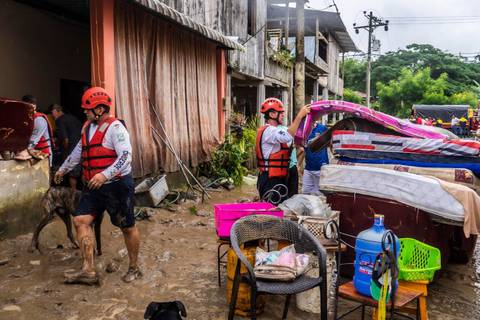 Los ríos y esteros se siguen desbordando en Manabí: reportan inundaciones en Pedernales, Santa Ana y Chone  