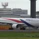 Avión de Malaysia Airlines forzado a aterrizar tras sacudida por daño en motor