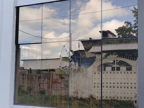 Sujetos rompieron vidrios del Centro Intercultural de La Concordia, en Santo Domingo de los Tsáchilas
