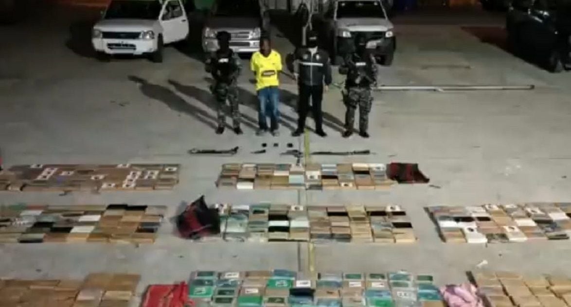 Detectan centro de acopio de droga en zona del golfo de Guayaquil; policías y militares hallaron casi media tonelada de clorhidrato de cocaína   