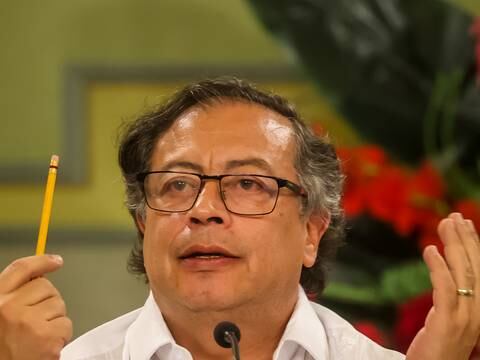 El presidente colombiano Gustavo Petro llegó atrasado a la ceremonia de posesión de Daniel Noboa