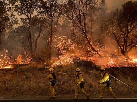 5.000 bomberos continúan combatiendo 10 incendios forestales en California