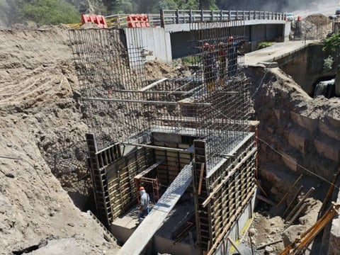 Tramo de la vía que conecta a los valles de Nayón y Cumbayá, sobre el río Machángara, estará cerrado por tres días