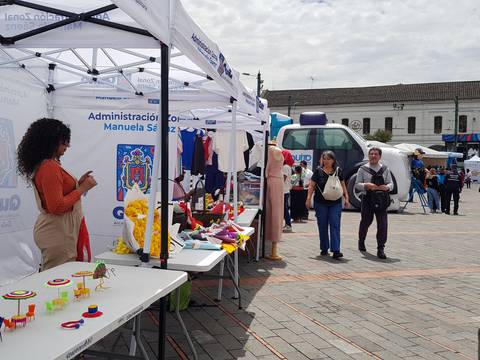 Capitalinos se congregan a feria que se presenta en el centro histórico de Quito por el Día de la Madre