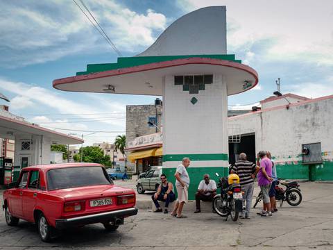 Desde hace tres semanas, cubanos hacen largas filas a la espera de combustible