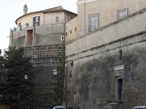 Exdirector del banco del Vaticano es acusado por malversación y lavado de dinero