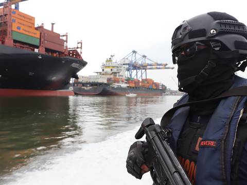 ‘Laberintos’, espacios por los que los narcotraficantes y delincuentes tratan de huir de las operaciones marítimas en el golfo de Guayaquil 