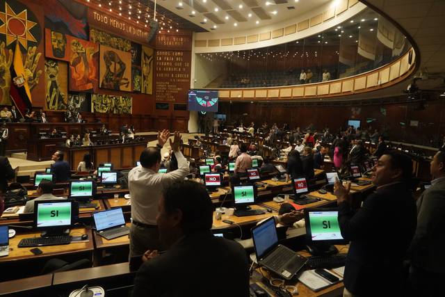 Al enmendar la Constitución en la votación de los vetos, la Asamblea Nacional apunta a reducir el ‘hiperpresidencialismo’, señalan las bancadas