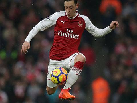 Mesut Özil renueva con el Arsenal hasta el 2021