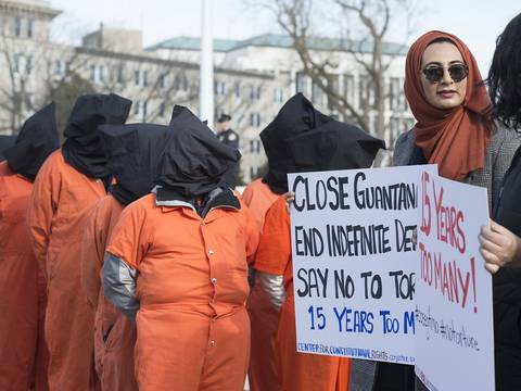 Llegan a Omán diez presos procedentes de Guantánamo