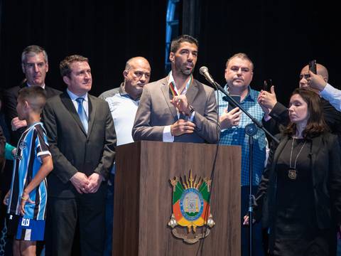 Luis Suárez se va por la puerta grande de Porto Alegre: le entregaron el título de ciudadano ilustre