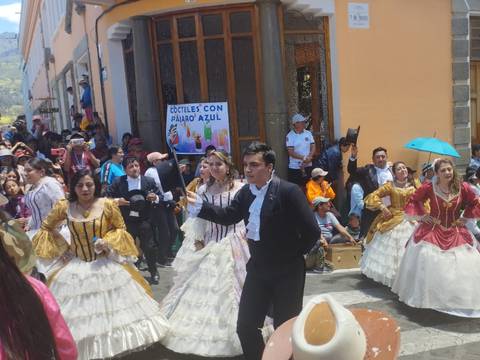 ‘¡Que viva el carnaval!’: con música, carros alegóricos y algarabía se realizó desfile de comparsas, en Guaranda 