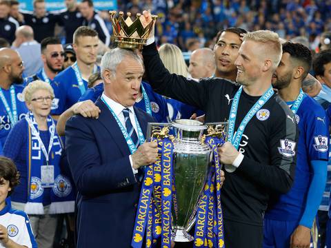 El campeón Leicester City festeja en su casa