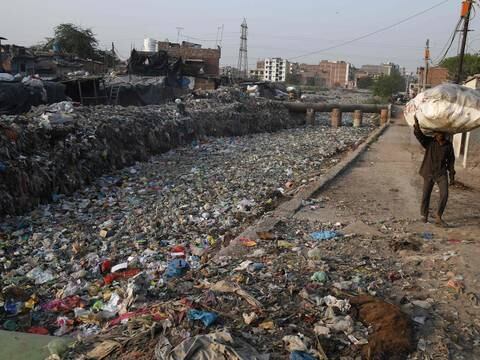 Un océano de plástico invade Nueva Delhi