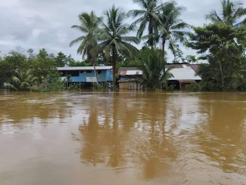 Desbordamiento del río Cayapas inunda poblados de la nacionalidad chachi, en el norte de Esmeraldas