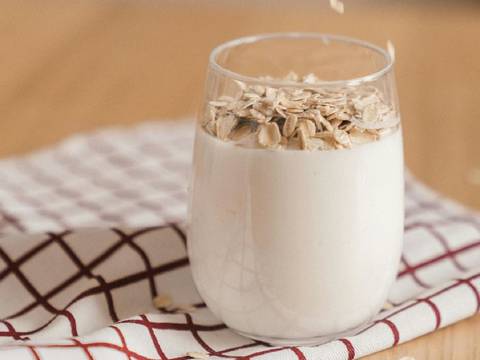 Cómo se toma el licuado de avena y pera que alivia la ansiedad y combate el insomnio