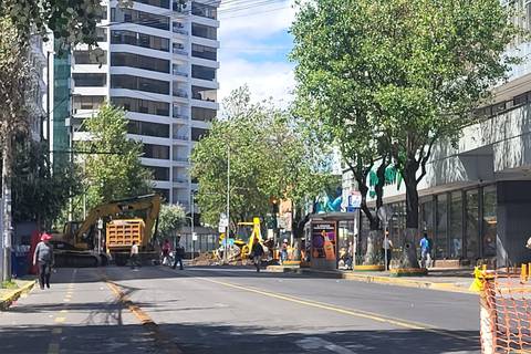 Rehabilitación asfáltica de la avenida Colón complica el tránsito vehicular en el centro-norte de Quito