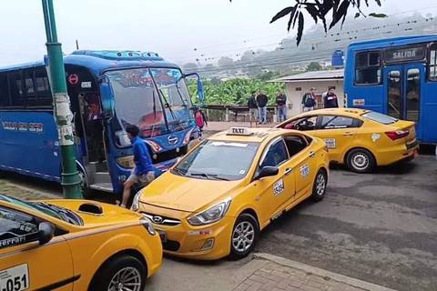 Bloquean vía Jipijapa-Guayaquil por protesta de transportistas