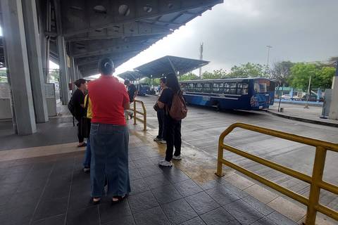 Dos alimentadores movilizan a pasajeros desde la terminal 25 de Julio hasta la estación Sopeña: usuarios esperan hasta 28 minutos en ambas sedes 