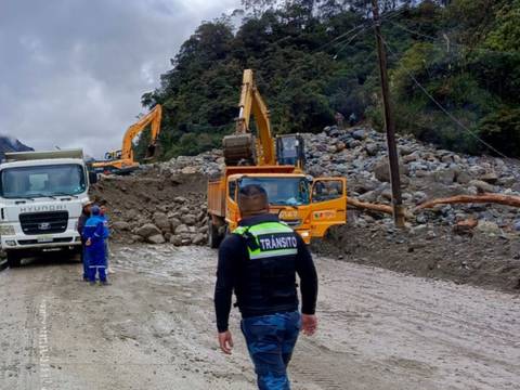 Tres días durará la limpieza de escombros de tramos de la vía Cuenca-Molleturo