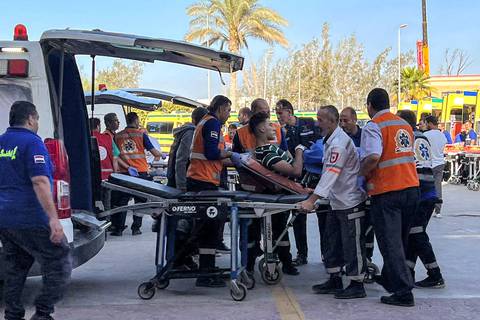 81 camiones con ayuda entran a Gaza y 12 ambulancias trasladan heridos a Egipto poco antes de volver a cerrarse el paso de Rafah