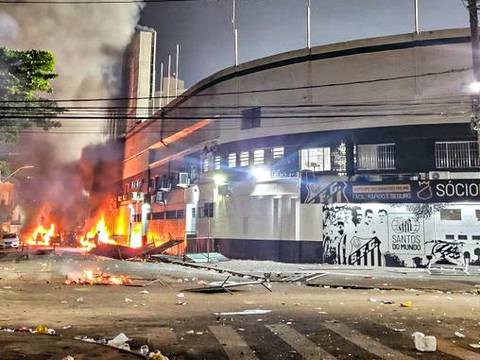 Dolor y desmanes luego que Santos FC firmó su descenso a segunda división de Brasil, por primera vez en su historia