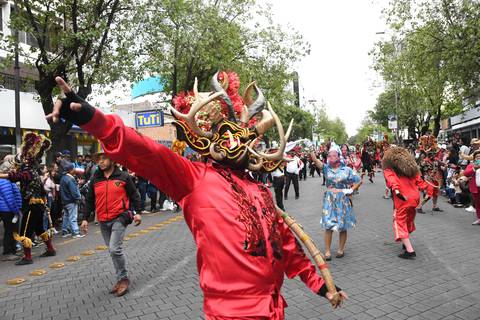 Una ‘Diablada’ se tomó la Mariscal: el desfile del centro norte de Quito convocó a más de 2.000 personas