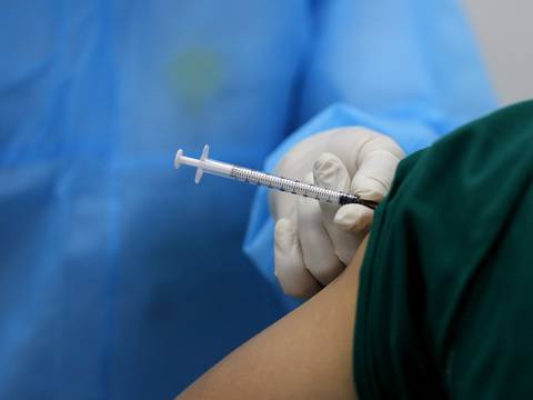 AstraZeneca retirará su vacuna contra el COVID-19 por razones comerciales en el mundo, según portal británico