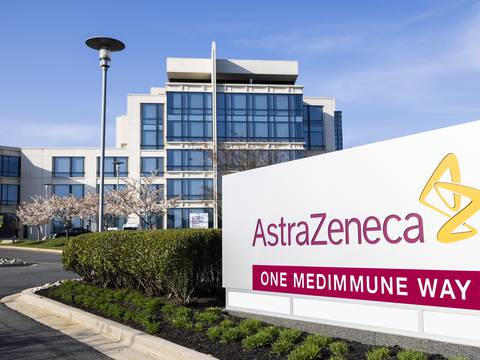 AstraZeneca admite en documento legal que su vacuna de COVID-19 puede ocasionar efecto secundario poco común