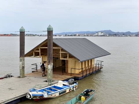 Un observatorio flotante llega a la isla Santay para impulsar el turismo y rescatar tradición costeña