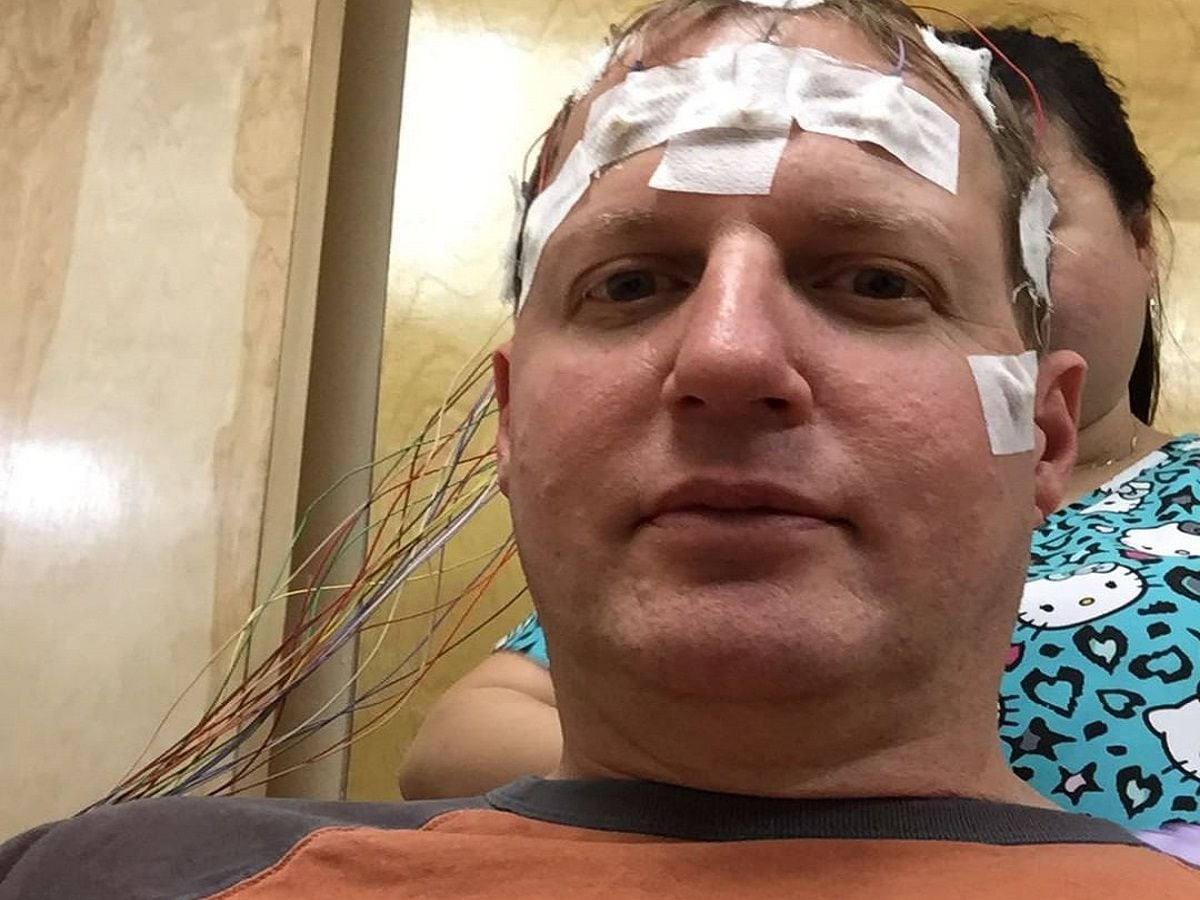 “No soy un milagro, soy un error médico”: Hombre vive 35 años con un diagnóstico equivocado de cáncer terminal y escribe un libro para contar las terribles secuelas de las radiaciones y quimioterapias