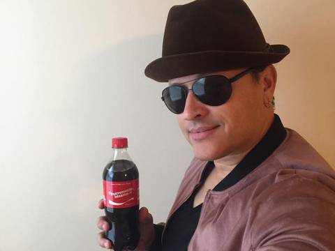 Éxito de Elvis Crespo aparece en envases de Coca Cola