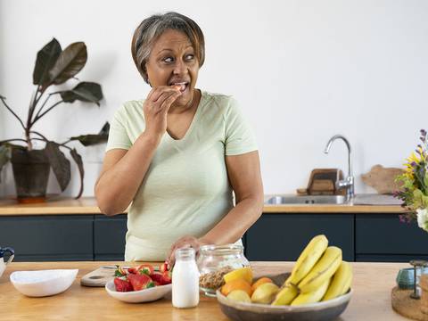 Los 3 tipos de alimentos que más engordan a las mujeres a partir de los 50 años