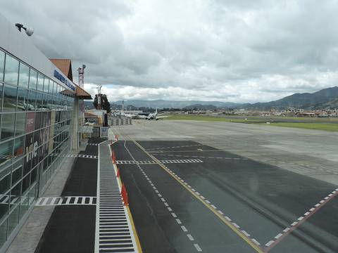 800 pasajeros por día se quedan sin aeropuerto por un mes en Cuenca