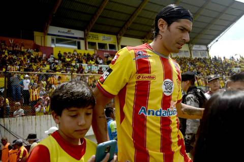 A los 44 años, Sebastián Abreu, que militó en Aucas, anuncia su retiro del fútbol