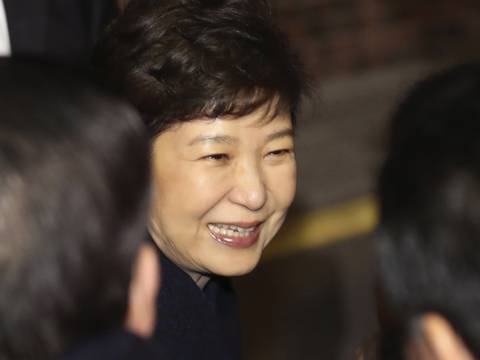 La presidenta destituida de Corea del Sur abandona el palacio presidencial