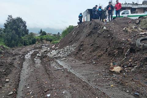 Desecho de escombros, pastoreo no controlado y descarga de aguas contaminadas, las infracciones identificadas en una quebrada en el sur de Quito