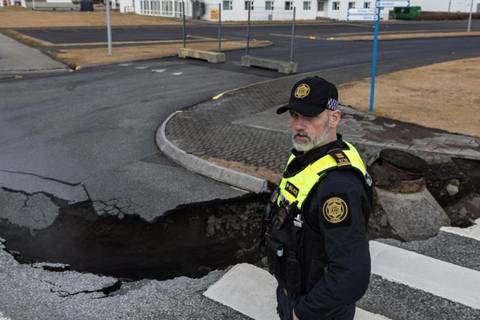 Grindavík, el pueblo de Islandia que se está hundiendo 4 cm al día por la inestabilidad volcánica que vive el país 