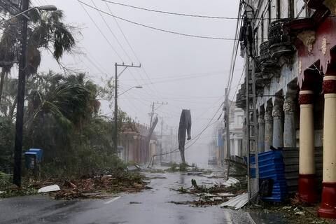 Comienza un lento regreso de electricidad tras enormes daños que provocó en Cuba el huracán Ian