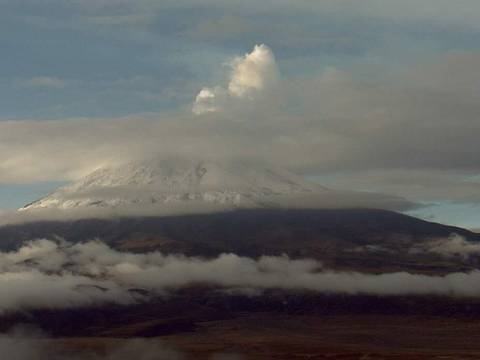 Leve emisión de vapor y gas este sábado en el volcán Cotopaxi, cuya actividad está siendo monitoreada