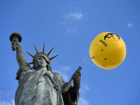 Con globo gigante en París, piden a Barack Obama que indulte a Edward Snowden