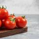 Dos recetas sencillas con tomate para limpiar, nutrir, exfoliar y blanquear la piel de tu rostro