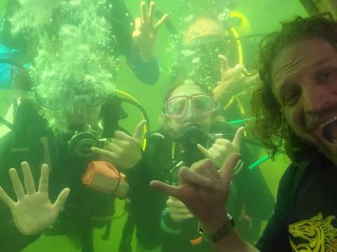 Profesor estadounidense bate un récord mundial al vivir 74 días bajo el mar y espera quedarse hasta cumplir 100 días