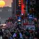 Cientos de personas en Nueva York captaron las espectaculares imágenes del Manhattanhenge 