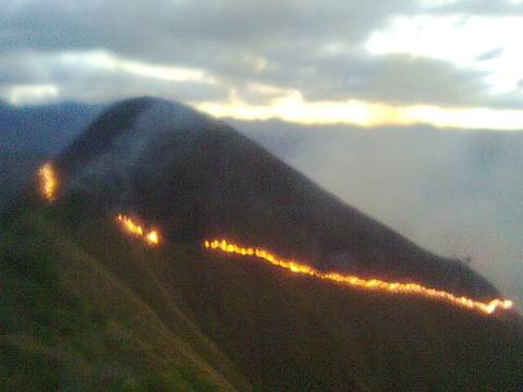 Preocupación en Vilcabamba por incendio en cerro
